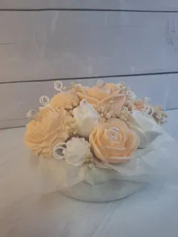 Ramo floral de cera en tonos crema y blanco