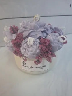 Ramo de cera floral lavanda con base beige y flores secas