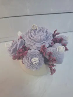 Ramo de cera floral lavanda con base beige y flores secas