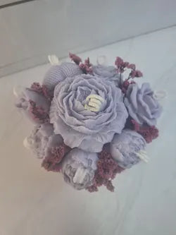 Ramo de cera floral lavanda con base beige y flores secas
