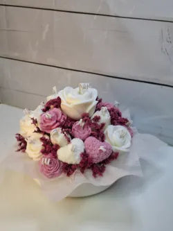 Ramo floral de cera en tonos rosa empolvado y blanco