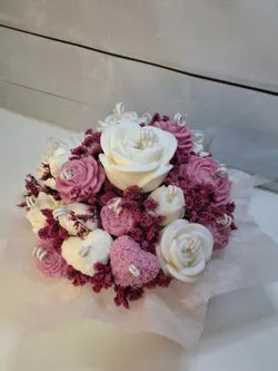 Ramo floral de cera en tonos rosa empolvado y blanco