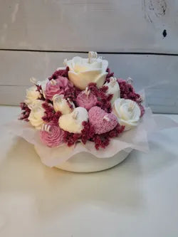 Ramo floral de cera en tonos rosa empolvado y blanco