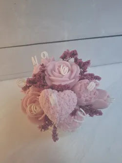 Ramo floral de cera rosa con corazón y flores secas