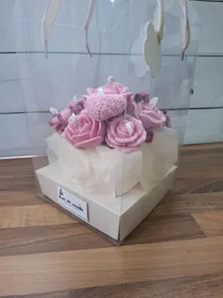 Ramo de flores de cera rosa en caja de regalo