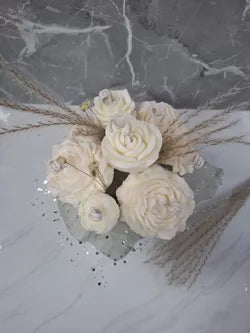 Ramo floral de velas blancas en caja decorativa
