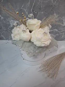 Ramo floral de velas blancas en caja decorativa