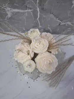Ramo floral de velas blancas en caja decorativa