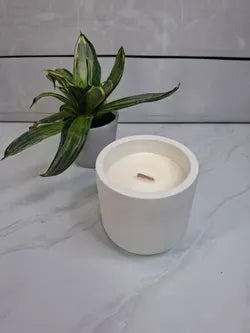 Vela artesanal en vaso blanco de resina ecológica – Minimalista y con mecha de madera