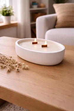 Vela ovalada artesanal blanca en resina ecológica con mechas de madera