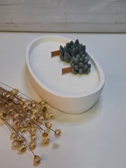 Vela ovalada artesanal blanca en resina ecológica con mechas de madera