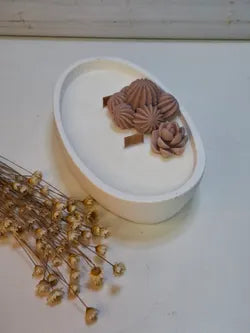 Vela ovalada artesanal blanca en resina ecológica con mechas de madera