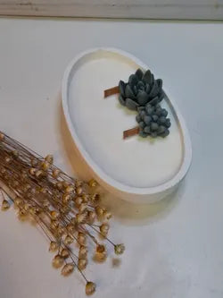 Vela ovalada artesanal blanca en resina ecológica con mechas de madera
