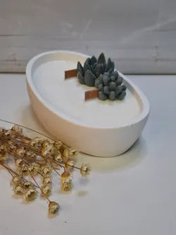 Vela ovalada artesanal blanca en resina ecológica con mechas de madera