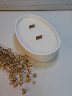 Vela ovalada artesanal blanca en resina ecológica con mechas de madera