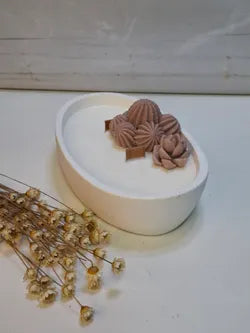 Vela ovalada artesanal blanca en resina ecológica con mechas de madera