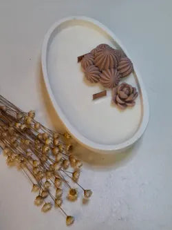 Vela ovalada artesanal blanca en resina ecológica con mechas de madera