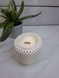 Vela artesanal blanca con textura rombo en resina ecológica