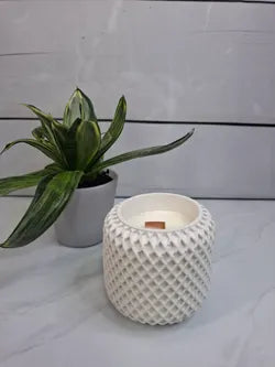 Vela artesanal blanca con textura rombo en resina ecológica