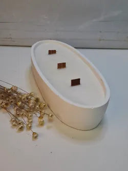Vela artesanal Ovalada blanca con Mechas de Madera