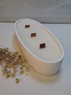 Vela artesanal Ovalada blanca con Mechas de Madera