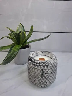 Vela artesanal efecto mármol en recipiente texturizado de resina ecológica