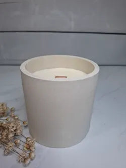 Vela artesanal en vaso blanco de resina ecológica – Minimalista y con mecha de madera