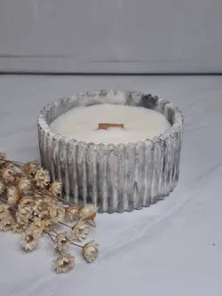 Vela artesanal con flor decorativa en resina ecológica blanca rayada