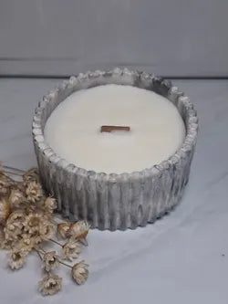 Vela artesanal con flor decorativa en resina ecológica blanca rayada